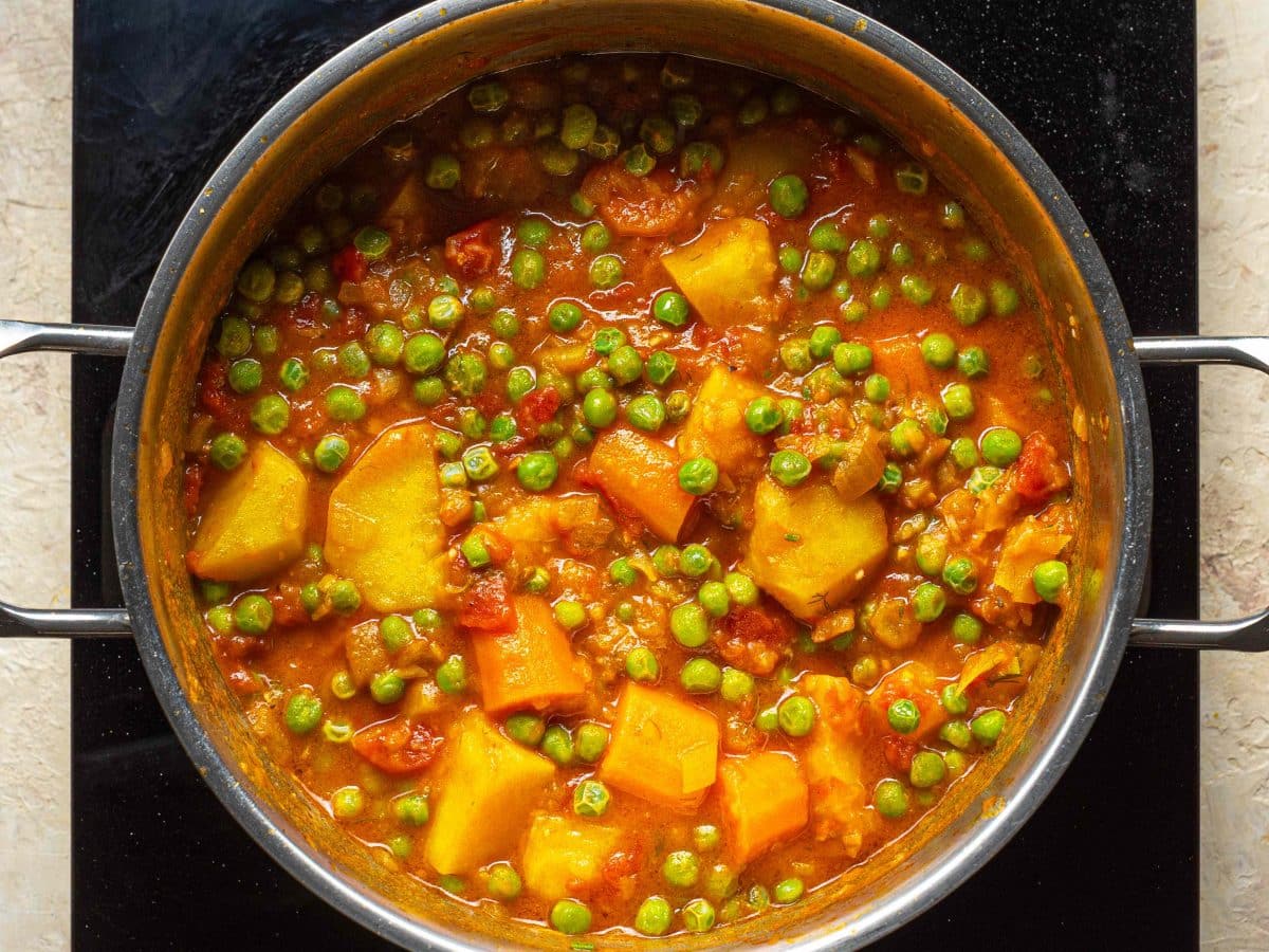 Arakas (Greek Peas With Potatoes and Carrots)