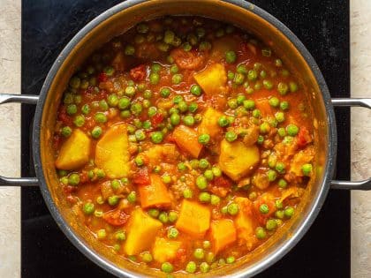 Arakas (Greek Peas With Potatoes and Carrots)