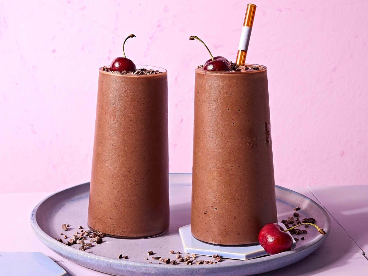 This 5-Minute Chocolate-Cherry Smoothie Tastes Like Black Forest Cake