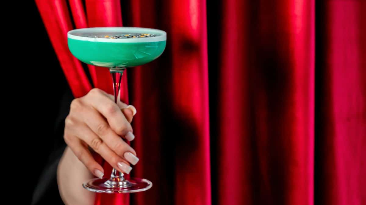 15 Most Iconic Cocktails From Film And Television