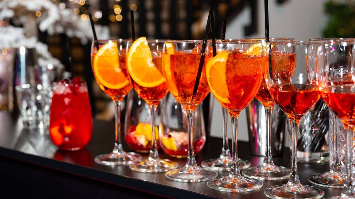 This 4-Ingredient Spritzer Makes Upscale Summer Drinks So Easy