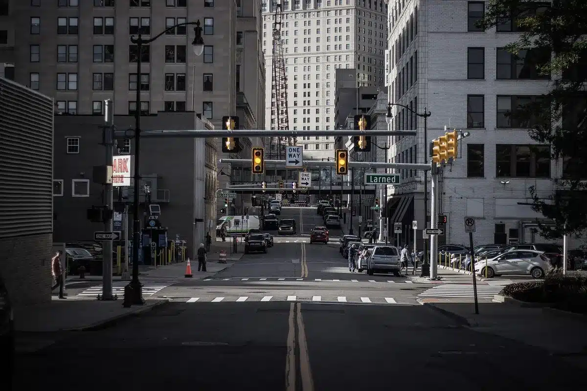 Panneau temporaire 'Coming Soon' installé à une intersection de ville