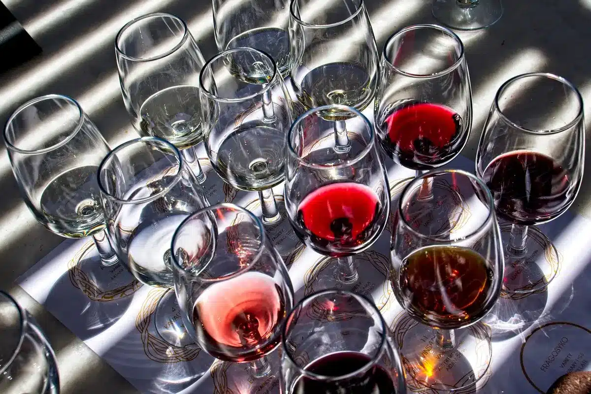 Verschiedene Cocktails in Gl&auml;sern zeigen unterschiedliche Farben und Texturen
