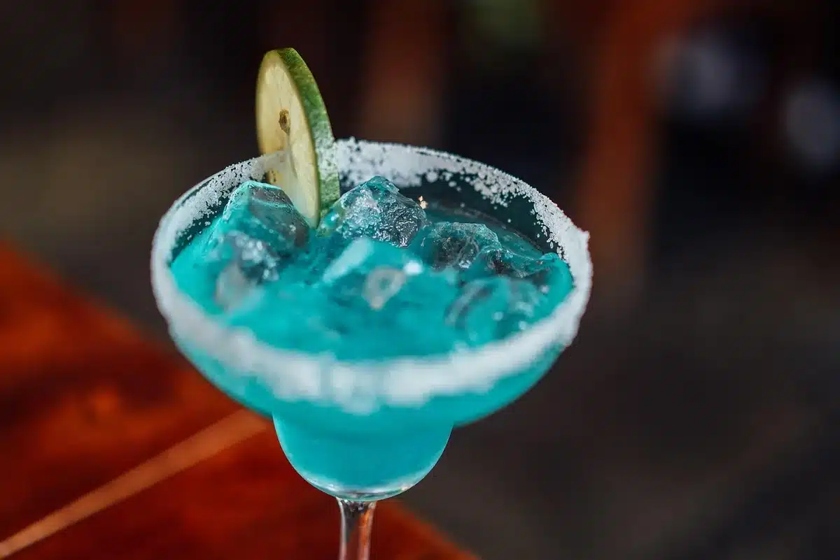 Klassische Cocktails wie Daiquiri, Margarita und Whiskey Sour auf einer Bar
