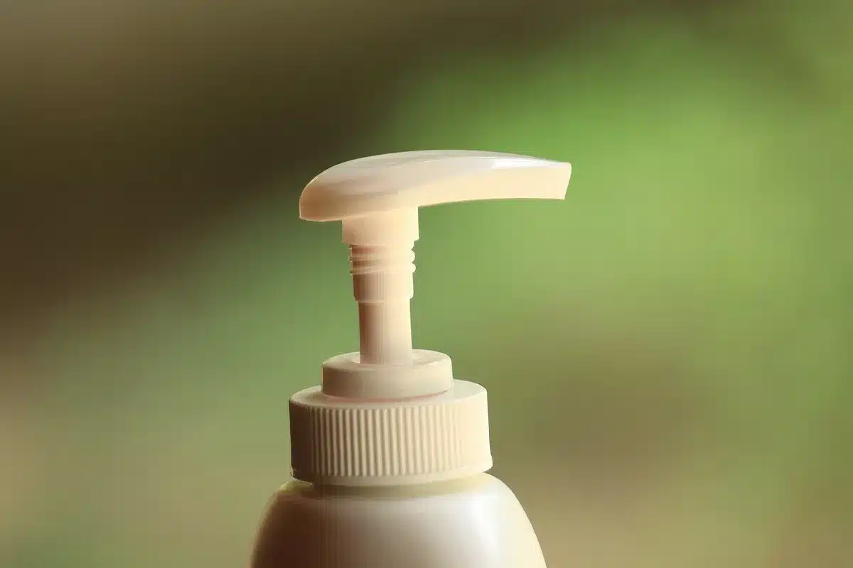 Clean brewing equipment and no-rinse sanitizer bottle