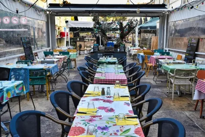 Enfant et adulte assis à une table de restaurant casual avec des crayons et des feuilles d'activités