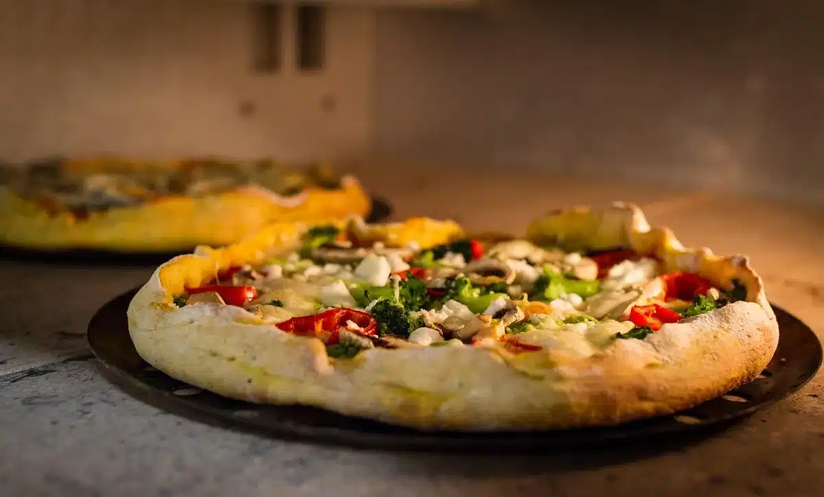 Comida siendo recalentada en un horno para restaurar su textura crujiente