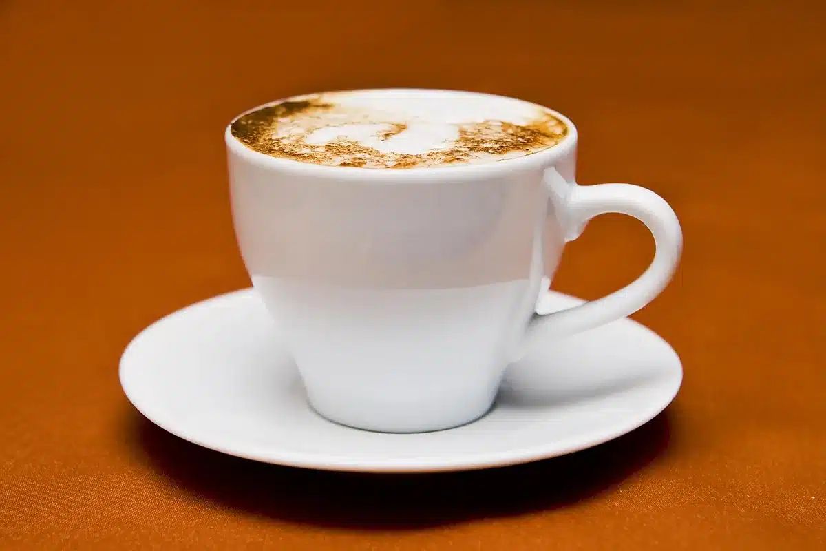 Desayuno abundante en un diner cl&aacute;sico con caf&eacute; y platos generosos