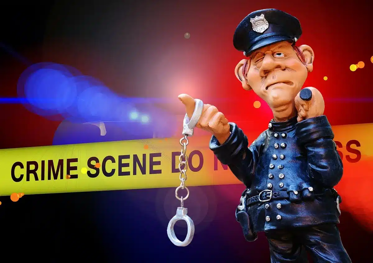 Scène de crime avec ruban de police devant un commerce urbain en soirée