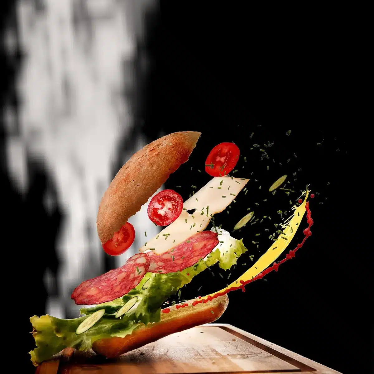 Verschiedene verarbeitete Lebensmittel und Verpackungen wie Fastfood, S&uuml;&szlig;igkeiten und Fertigprodukte