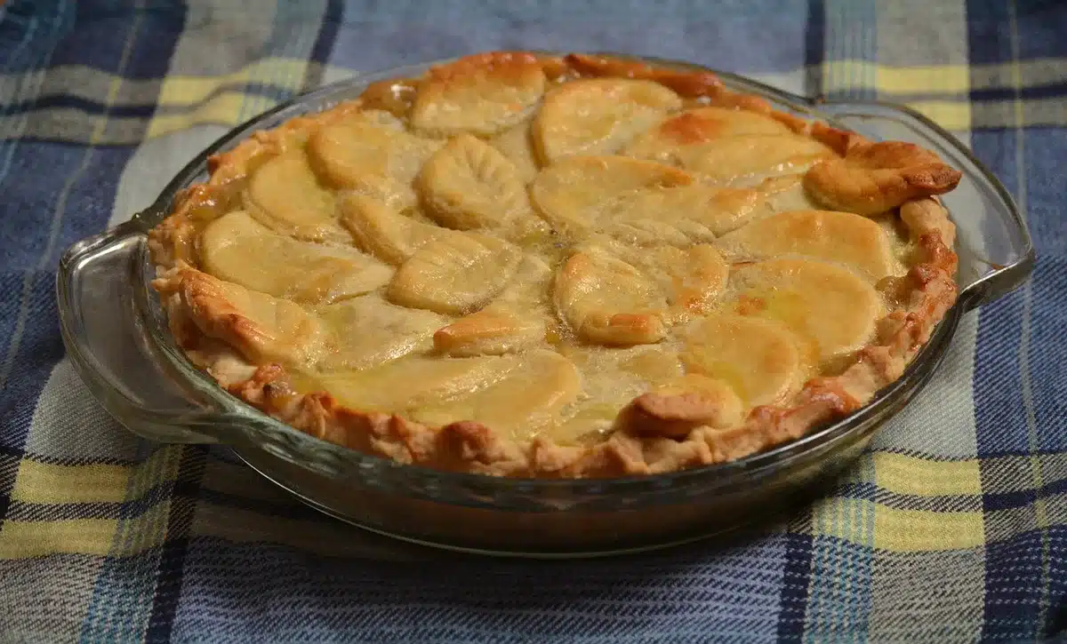 Saucepan with roux-thickened filling for a savory pie