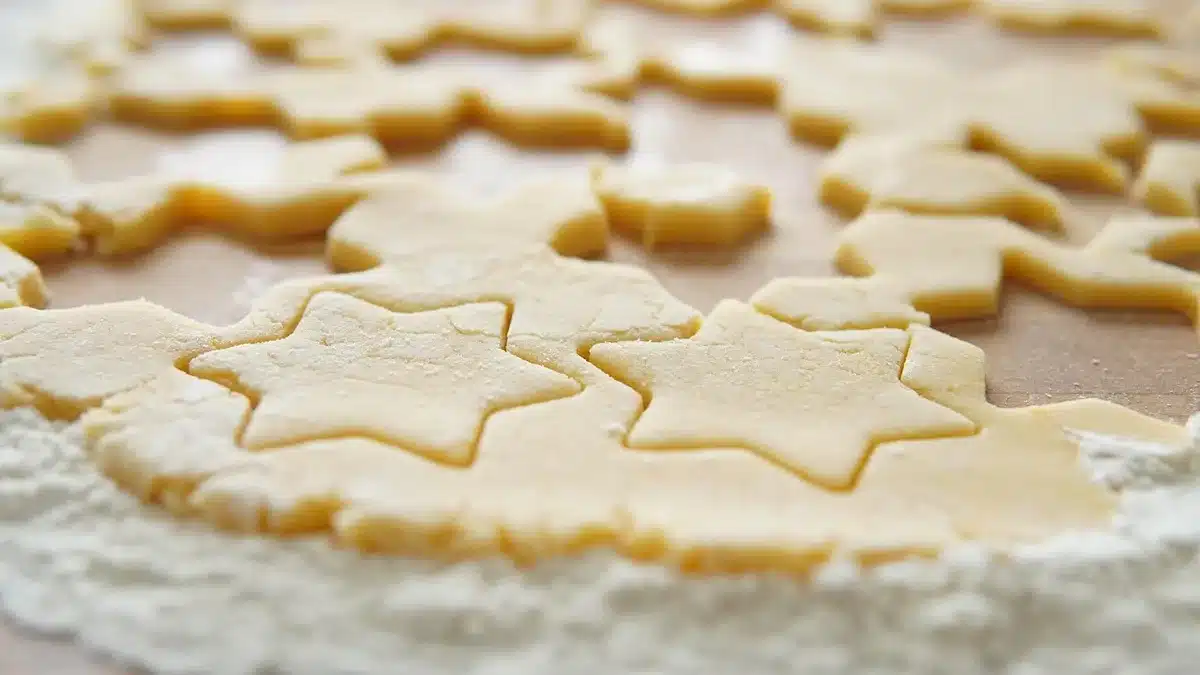 Clock beside baking ingredients showing time categories for quick and long bakes