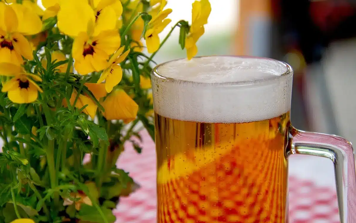 Beer with lime and salt at an outdoor table evoking regional traditions